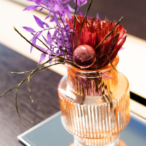 Florale Tischdekoration im weihnachtlichen Stil für ein Restaurant umgesetzt von Blumen Mitzi Wien