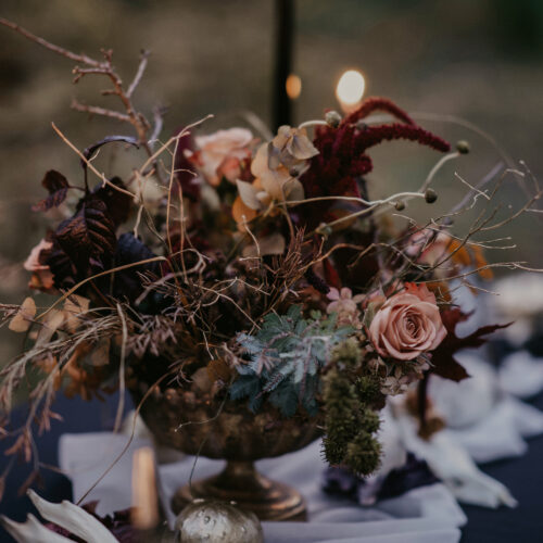 Tischgesteck für eine Hochzeit im Gothic-Stil handgefertigt von Blumen Mitzi Wien – Hochzeitsfloristik mit dem gewissen Etwas