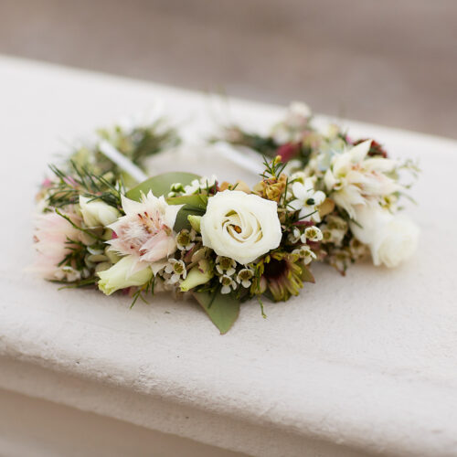 Besondere Blumenkränze und Blumenaccessoires für Hochzeiten und andere Anlässe handgefertigt von Blumen Mitzi Wien