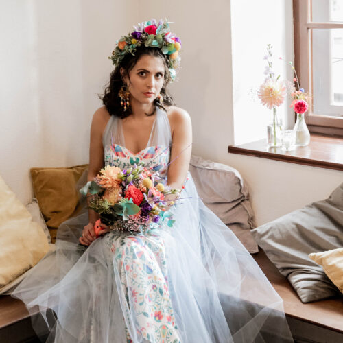 Farbenfroher Blumenschmuck und Blumenkranz für Hochzeiten handgefertigt von Blumen Mitzi Wien - Hochzeitsfloristik mit dem gewissen Etwas