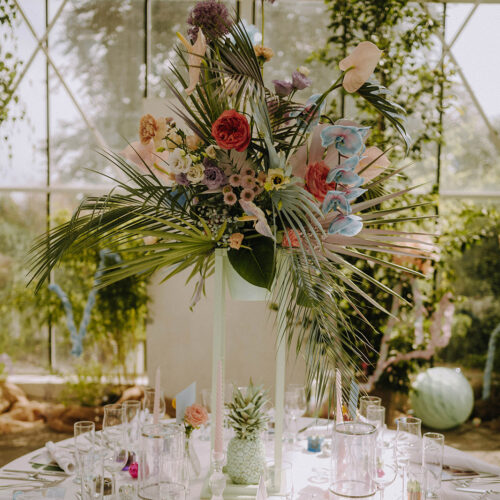 Farbenfrohes Tischgesteck für eine Sommerhochzeit gestaltet von Blumen Mitzi Wien
