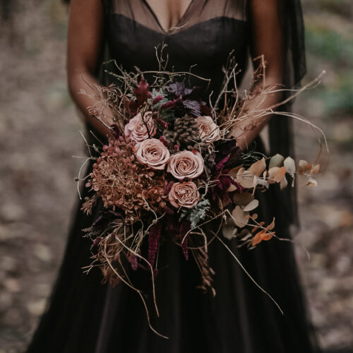 Edler Brautstrauß für eine Hochzeit im Gothic-Stil handgefertigt von Blumen Mitzi Wien – Hochzeitsfloristik mit dem gewissen Etwas